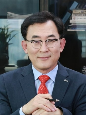 <b>김건희</b> '<b>집사게이트</b>... 정근수 신한투자 CIB총괄 <b>특검</b> 출석