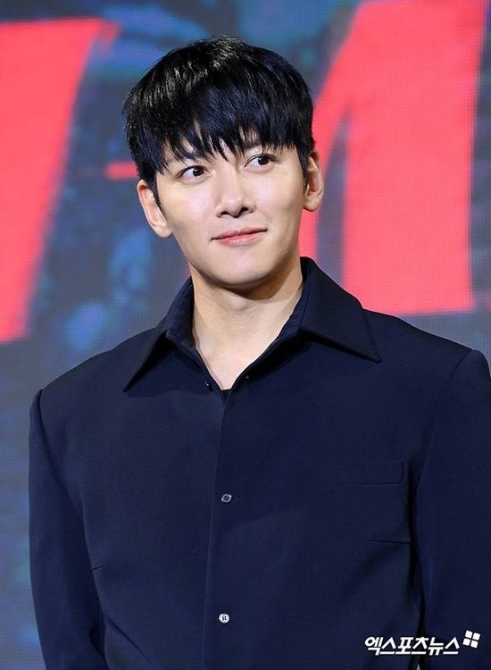 '진짜 어른 남자' <b>지창욱 미담</b> 확산…"아기 우는데 손 잡고 같이... 