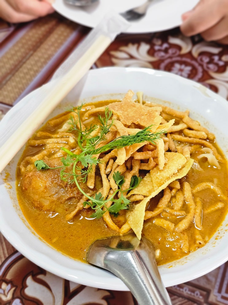  치앙마이 올드시티 태국 북부 요리 로컬 맛집 흐언펜 Huen Phen에서 카오소이 먹고 온 후기