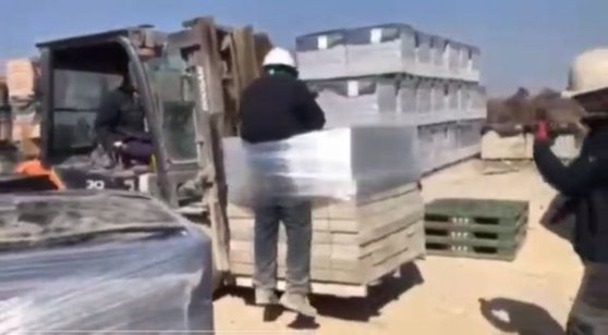 <b>이주노동자</b> 인권유린 '충격'…<b>지게차</b>에 결박, <b>가혹행위</b> 영상... 