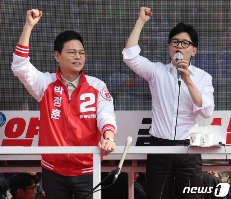 [속보] <b>한동훈</b>, 8월 전당대회 <b>불출마</b> 선언!  "혁신 없이는 국민... 