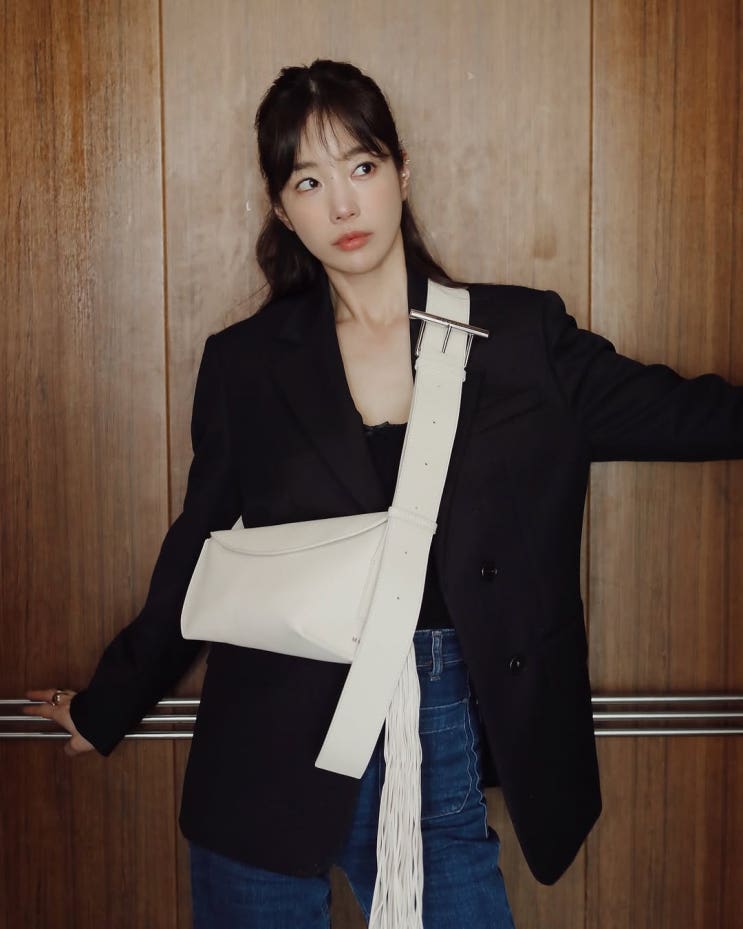  40대 여성 명품백 중에서도 트렌디한 세련미가 돋보이는 알렉산더 맥퀸 신상 가방으로 여자 슬링백 추천 w. 기은세