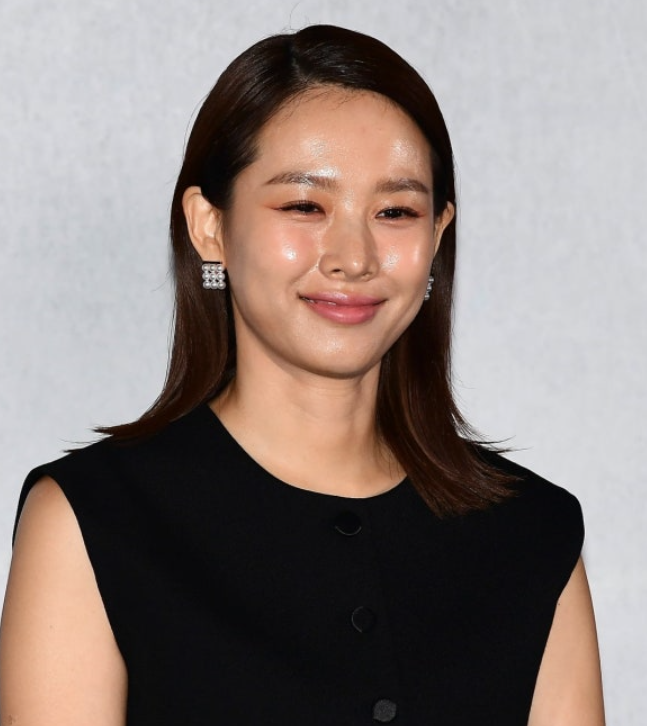  조윤희 ‘개와 늑대의 시간’ MC 합류이혼 5년 후 밝은 얼굴로 돌아왔다!