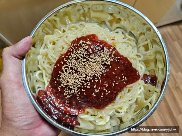  쫄면 만들기 10분 완성 풀무원 새콤달콤 생쫄면 후기