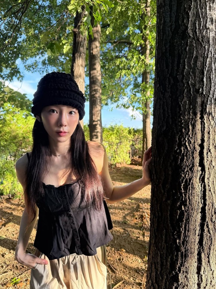 <b>집순이</b>' 탱구 맞아? <b>태연</b>, 숲속 외출룩으로 선보인 '힙스터' 바이브