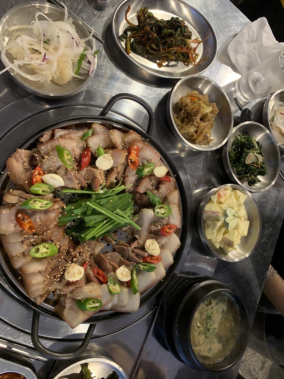 돈머꼬숯불생뒷고기 사진 1
