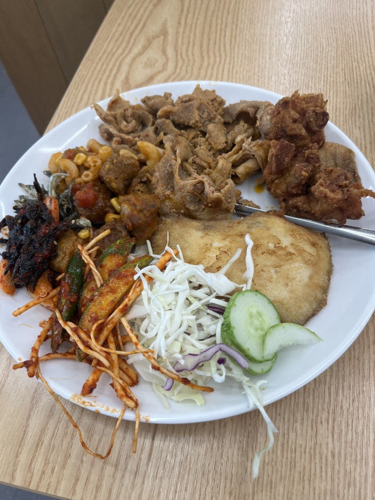  아, 맞다... 저 아침에 한식뷔페 또 다녀왔어요. 제육쌈 한가득 먹고, 마무리는 시레기된장국밥으로.
