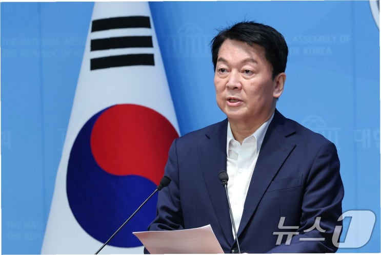 <b>안철수</b>, <b>대통령실</b> 기자단 개편에 '날 선 <b>비판</b>': '친명 유튜버... 