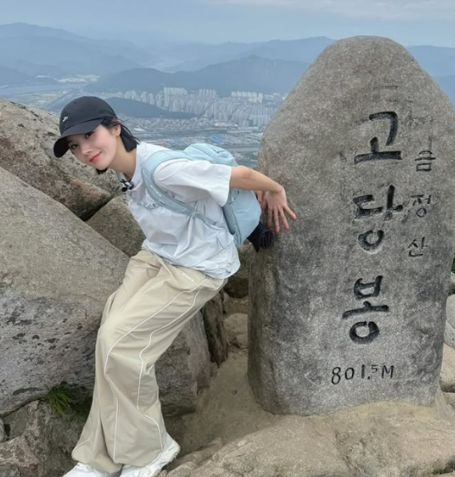  권은비, 빠니보틀과 ‘힐링 등산 데이트’공개 열애 후 첫 근황에 팬들 “훈훈하다”
