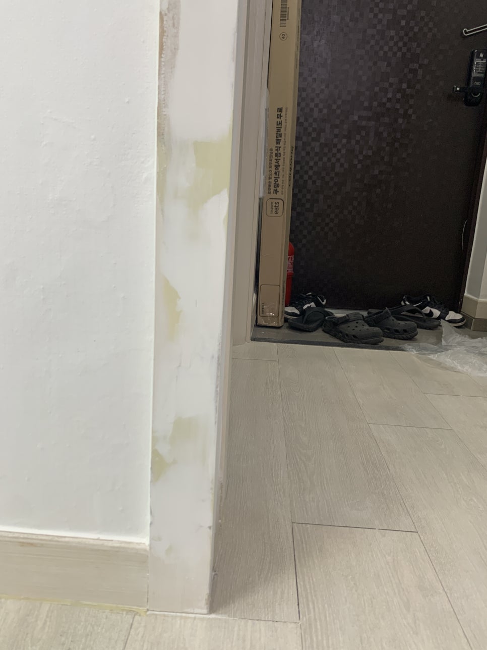 문틀 시트지 보수 물먹은 나무 문 썩었을 때 작업 방법