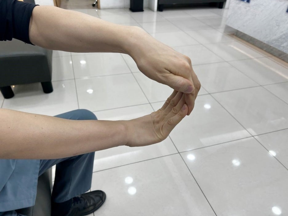 A gastroenterologist who came in due to carpal tunnel syndrome. — 본문 그림
