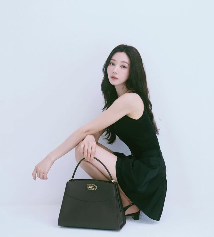 30대 여자 직장인의 데일리 미니멀룩에 딱 붙는 가방으로 명품 브랜드 페라가모 스튜디오 여성 토트백 추천 w. 이주빈