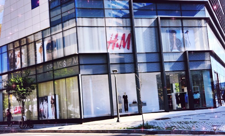  "둘째와 함께한 H&M 쇼핑 - 세일로 저렴하고 예쁜 옷들 가득!"
