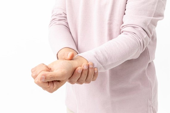 A gastroenterologist who came in due to carpal tunnel syndrome. — 본문 그림