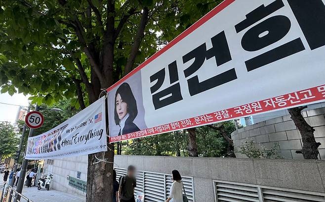특검 “尹 부부 자택·<b>코바나</b>컨텐츠·컴투스홀딩스 <b>압수수색</b>”
