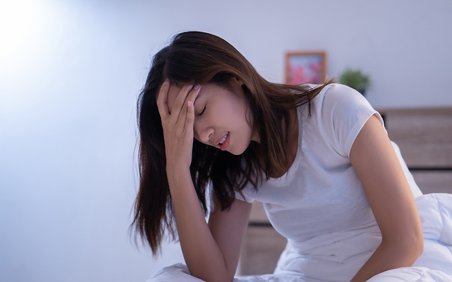 “두통도 아닌데 밤마다 머리 아프면?” 파킨슨병이 보내는 경고입니다!