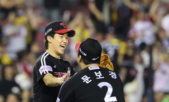 LG 김진성 <b>견제구</b> 13개 <b>논란</b>, 진짜 문제는 룰 아닌 팬의 매너