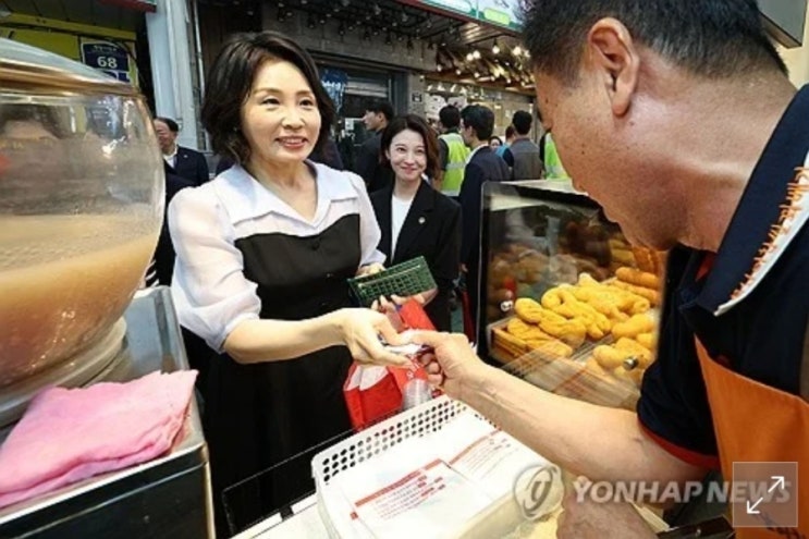[유쾌한 한 컷] <b>김혜경 여사</b>, 꽈배기 한 입에 ‘<b>민생</b> 정치’ 꽉... 