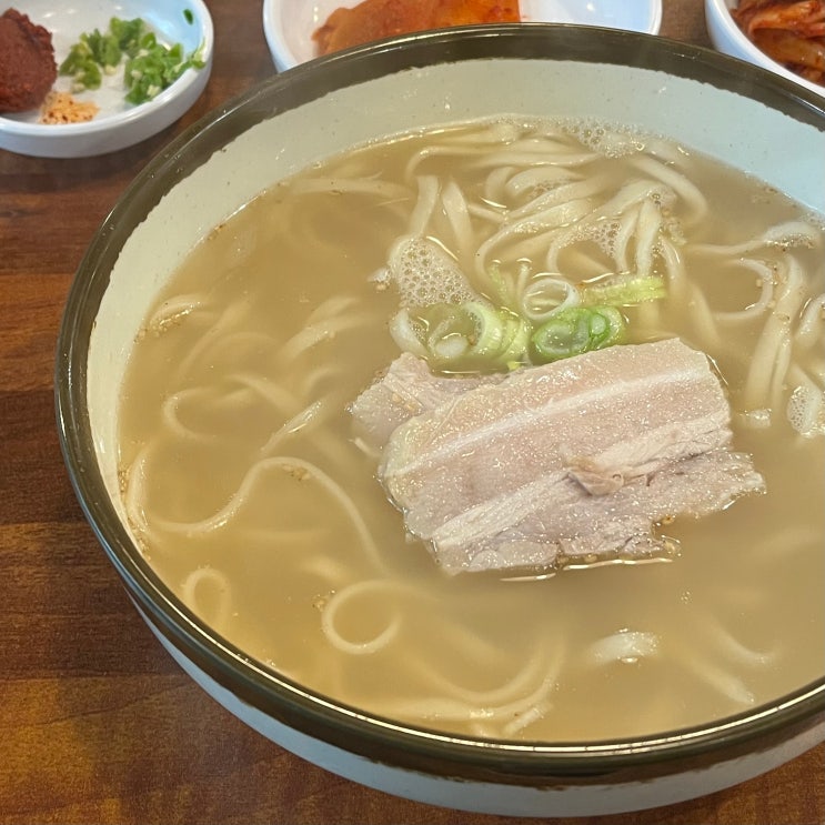  [경기 부천] 수육 얹은 진한 칼국수와 입맛 돋우는 겉절이, 웨이팅 필수 “백제칼국수”