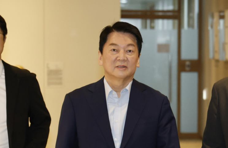 <b>안철수</b> “李정부, <b>혈세</b> 빨아먹는 <b>흡혈귀</b> 민낯 드러나”