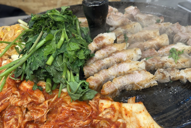  이수역 삼겹살 맛집 목구멍 | 솥뚜껑 위에 굽는 오겹살과 김치의 조화