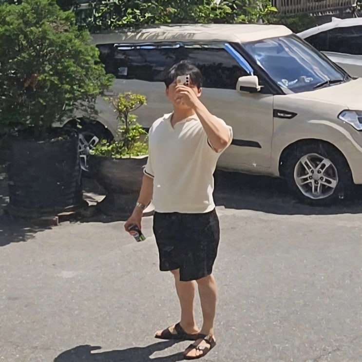 화이트 오픈 카라티 검은색 데니 반바지 샌들 코디
