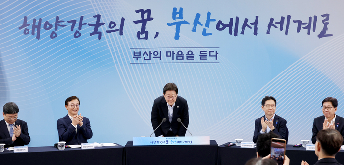 李대통령 “<b>균형발전</b>, <b>국가 생존전략</b>으로…해수부 이전... 
