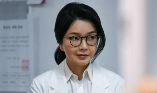  김건희 자택서 '샤넬 신발' 12켤레 발견, 특검, 치수 일일이 사진 찍어가