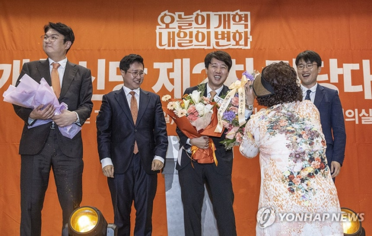 [속보] <b>이준석</b>, <b>개혁신당 대표</b> 압도적 <b>당선</b>! 98% 찬성률로... 