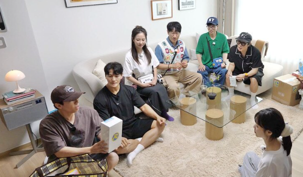  런닝맨 지예은 집들이, 유재석 선물 거절한 이유? MZ세대 ‘미니멀 라이프’의 진짜 면모!