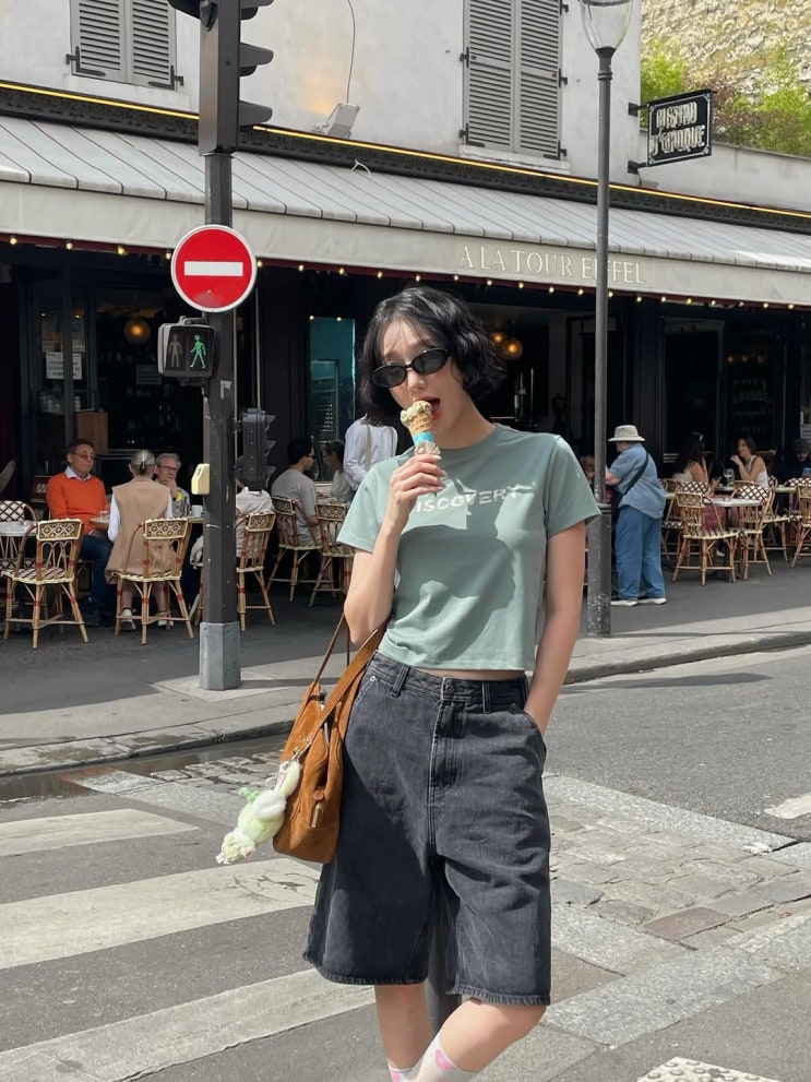 시원하면서도 Y2K 빈티지 감성이 잘 묻어 있는 여성들에게 사랑받는 디스커버리 크롭 여자 반팔티 코디 w. 김민경