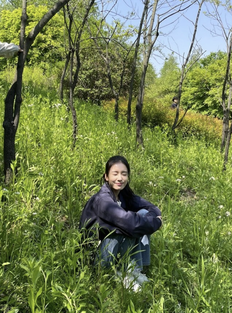  [셀럽 소식]운동+꽃+미모 폭발?! 안은진, 여름을 통째로 찢어버림