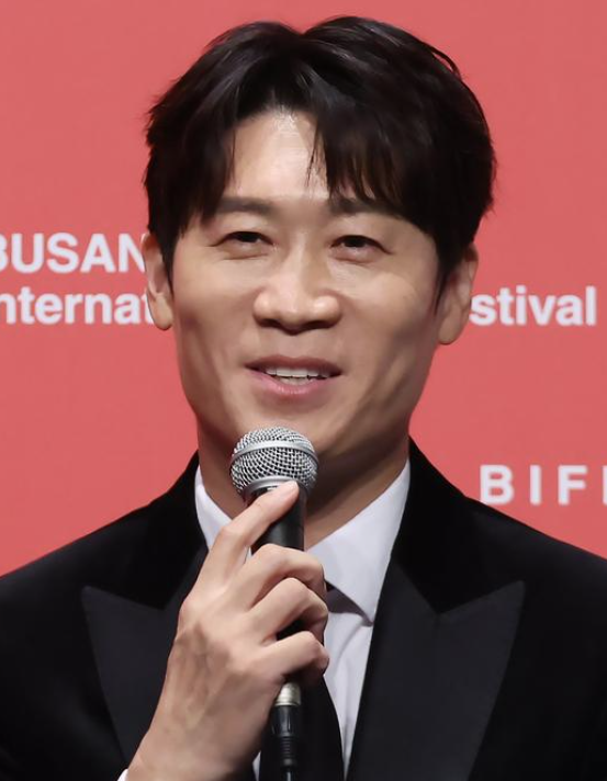  [보이스피싱 주의] 배우 진선규 사칭 계정 등장! 팬들 금품 요구 피해 조심하세요!
