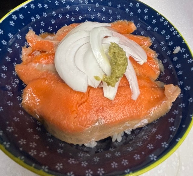 간편하게 즐기는 훈제연어덮밥 레시피! 쯔유소스로 감칠맛 가득한 집밥