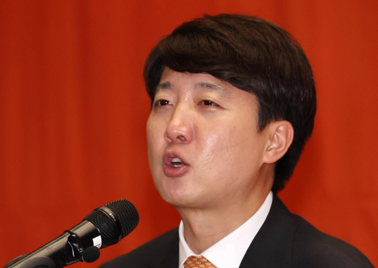정치의 소용돌이 속 <b>이준석</b>, 특검의 <b>압수수색 논란</b>