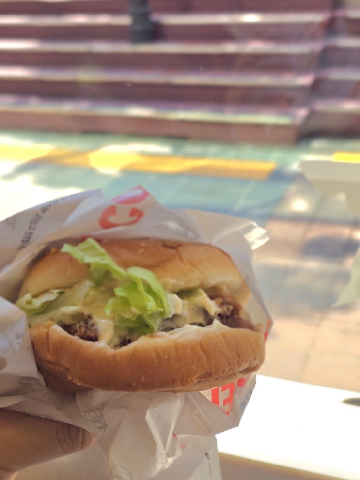  KFC 신메뉴 커넬버거 먹어봤어요｜진짜 맛있는지 확인해봄