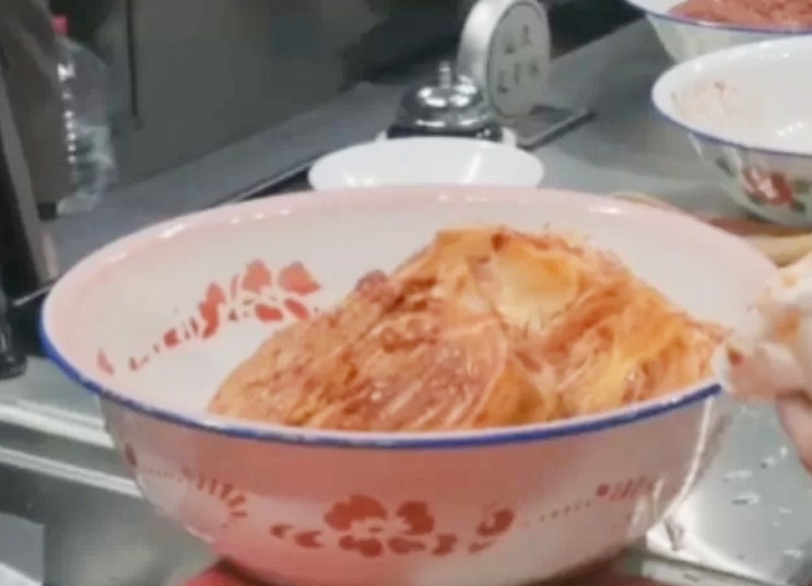 <b>흑백요리사</b>' 무단 도용? 김치까지 ‘<b>파오차이</b>’로 <b>왜곡</b>한 충격... 