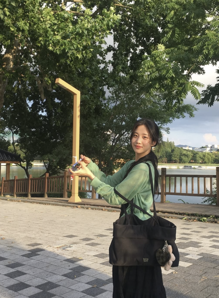  [셀럽 패션]홍화연이 들면 가방도 분위기를 입는다?! 요즘 제일 예쁜 조합은 바로 이거!