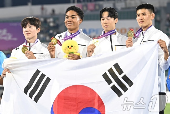 한국 육상, 유니버시아드 <b>남자 400m 계주</b> ‘첫 <b>금메달</b>’ 쾌거!