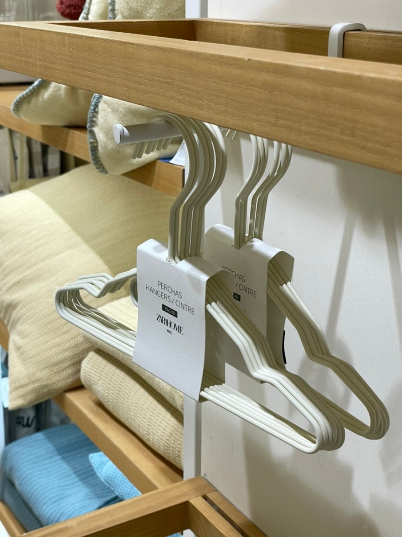 아기 옷걸이 | 자라홈 ZARA HOME 고무소재 아기 옷걸이 & 이케아 IKEA HÄNGA 헹아 원목 어린이 옷걸....