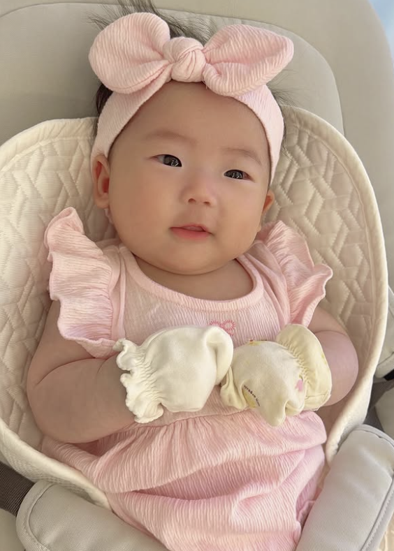  이용식 손녀, 사랑스러운 미소로 시선 강탈…천사 같은 매력 뿜뿜 [AI 포토컷]