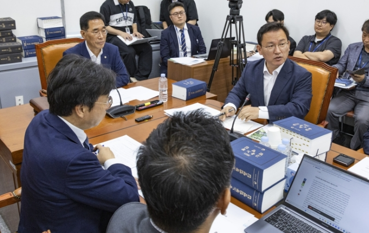[속보] 논란의 <b>노란봉투법</b>, <b>환노위</b> 소위 <b>통과</b>! 쟁점과 향후 전망... 