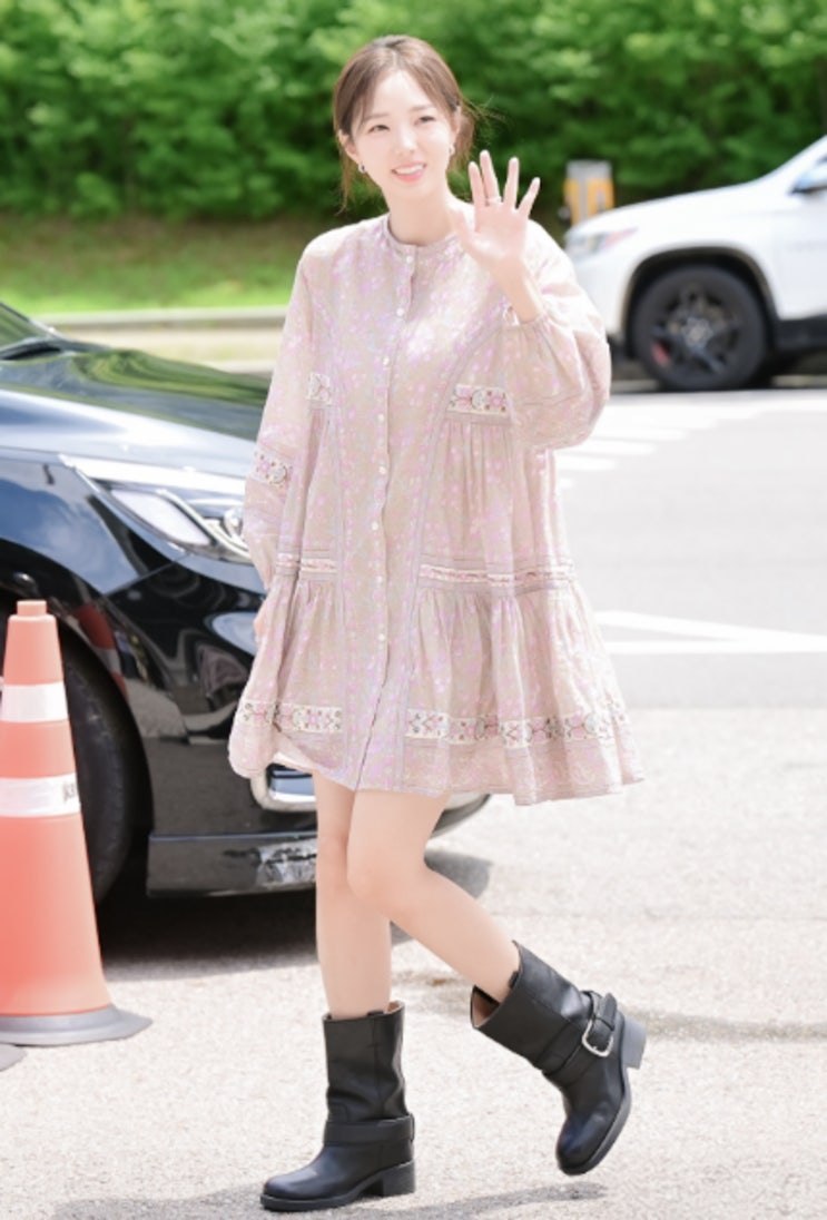  꽃무늬 원피스 코디 시선강탈! 채수빈, 오늘자 출근길룩