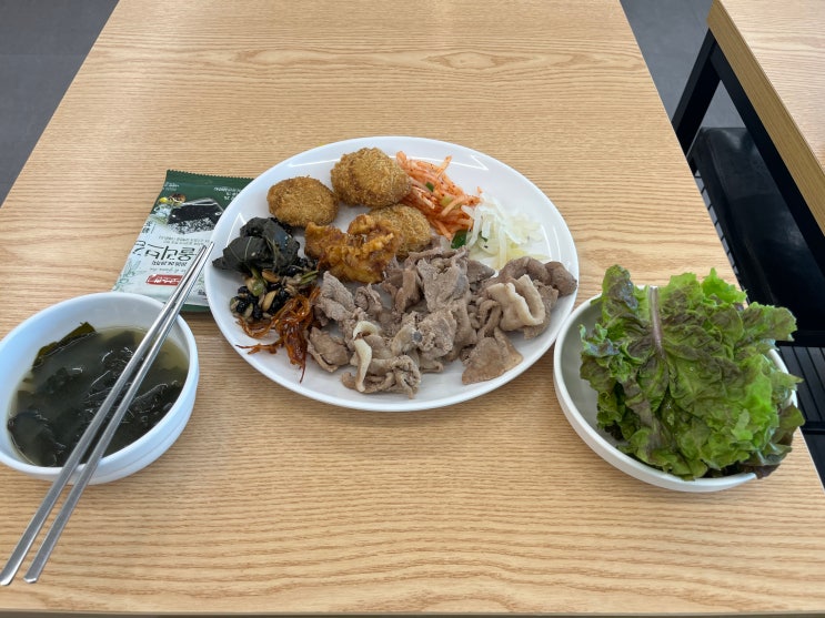  헉, 아침 먹으러 가기도 힘들다... 오늘도 한식뷔페, 비빔우동, 꼬마돈까스, 찹쌀도너츠, 미역국으로 시작하는 1일 1식.