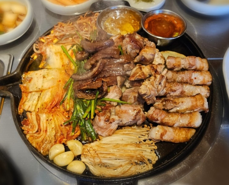  임대장 동남지구점 | 구워서 나오는 고깃집 동남지구 고기맛집 모듬한판구이 솔직 후기 (feat. 대형 스크린)