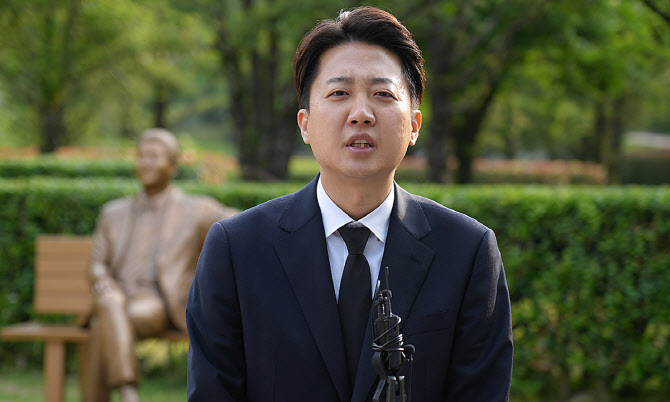 [김건희 여사 <b>공천 개입 의혹</b> 수사] <b>이준석</b> 자택 전격 압수수색... 