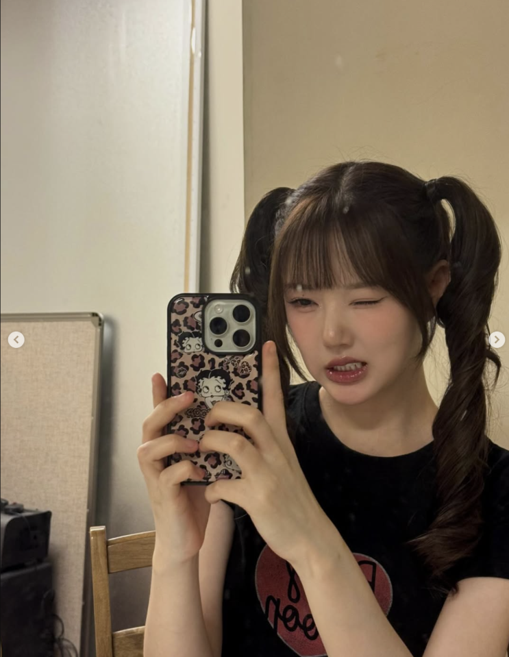 [셀럽 패션]  예린 인스타 속 이 조합 뭐야? 하트 티셔츠 + 레오파드 케이스 찰떡!