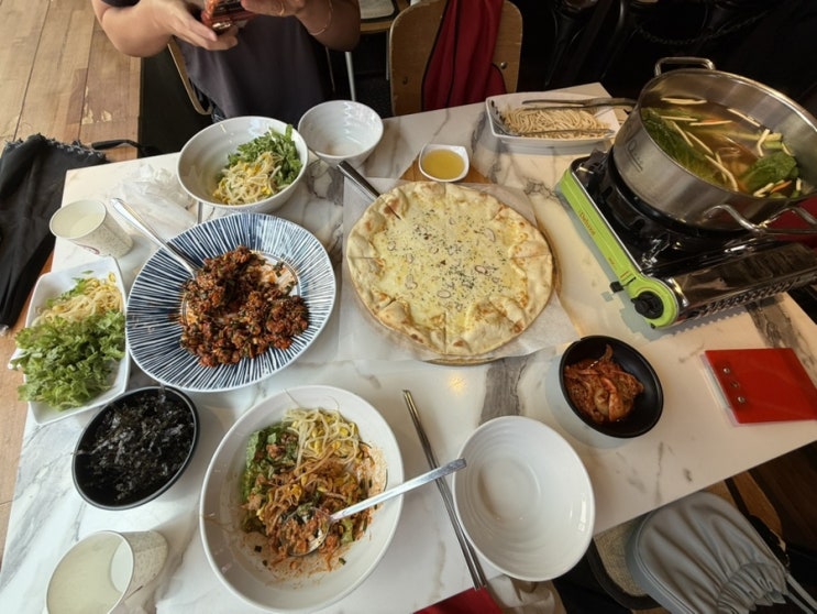  명동맛집 꼬막무침부터 칼국수, 피자까지 한번에? 더식당 명동본점