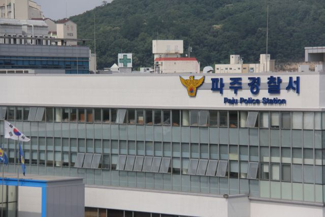  경찰에 흉기 휘두른 40대, 두달째 의식불명…결국 수사 중지