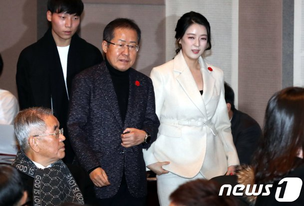 [이슈] <b>배현진</b>, <b>홍준표</b> 향해 "노회한 영혼" 맹비난! 무슨 일이?